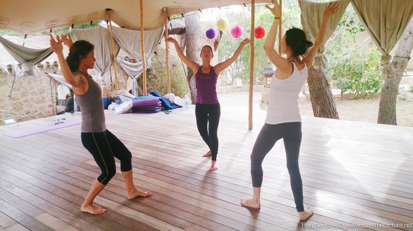 Zenmax energizing intermezzos, eagle exercise at Afkes magic parents and kids yoga retreat Ibiza